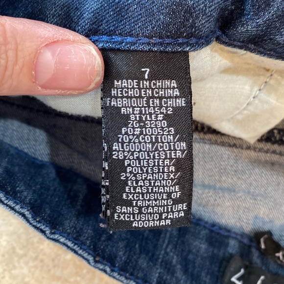 Women’s dollhouse jeans, size 7 inseam measures about 26” to the longer length - Picture 5 of 7